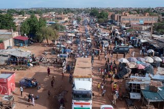 Depuis leur prise de pouvoir, les militaires, dont on voit ici des partisans, ont pris la France pour cible privilégiée.